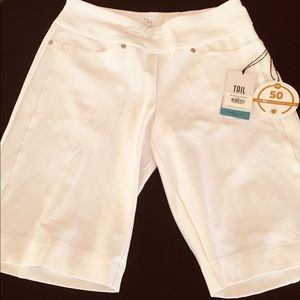 Women’s white stretch Tail shorts